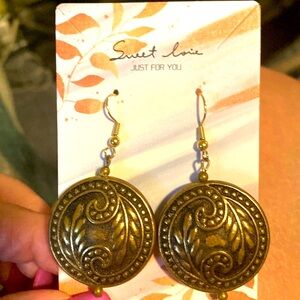 ❤️ Medallion design pierced earrings OS